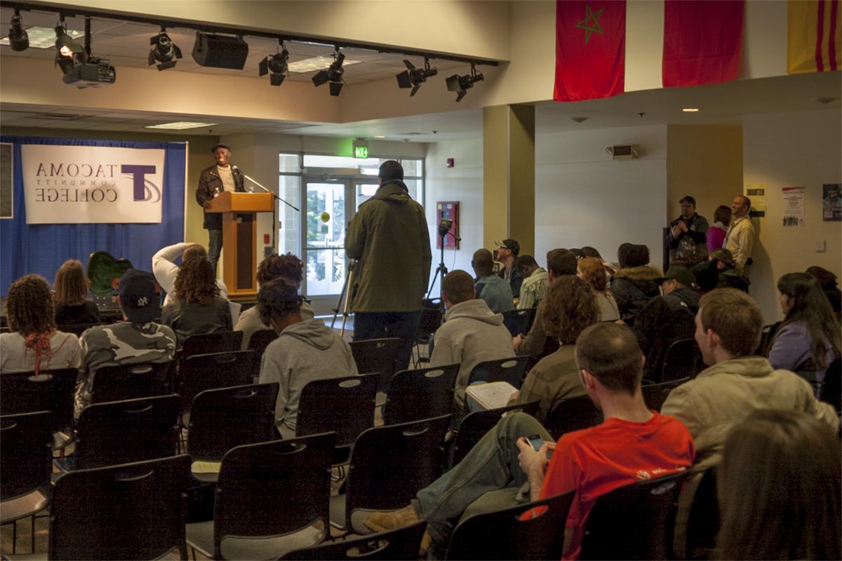 艺术家 & Lecture presentation in the Student Center